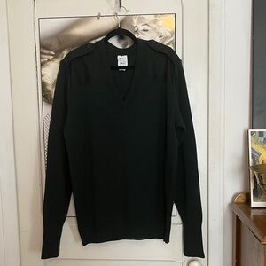 ✨Vintage Military-Style Green V-Neck 100%Wool Sweater – Made in Canada, Large